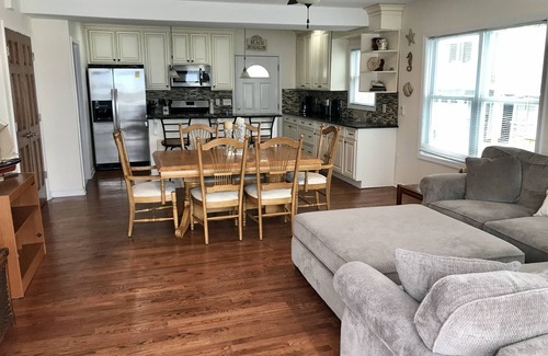 Highlands Cottage | One of a kind unit, waterviews EVERYWHERE!
