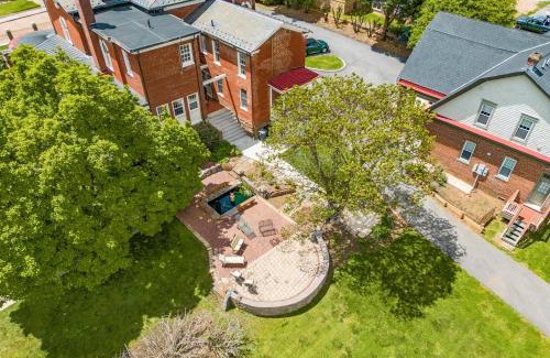 Daniels Hill House | One of These Nights - King Sized Bed - Sleeps 2