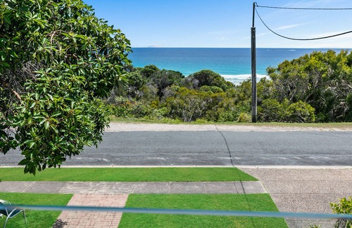 Point Lookout House | One of three townhouses overlooking Deadmans Beach and walking distance.
