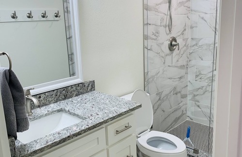 Ferris House | One room guest house with private pool & hot tub, 20 min from Dallas