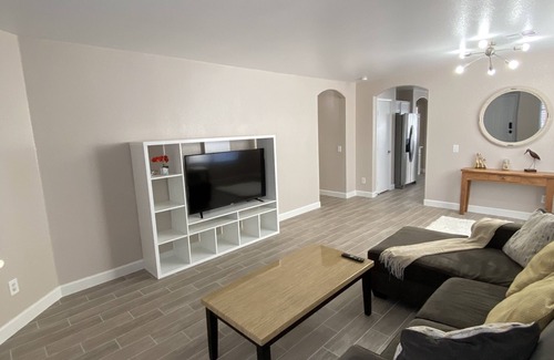 Enterprise House | One story, 3bedrooms. 15 min from Strip. Quiet & and safe.