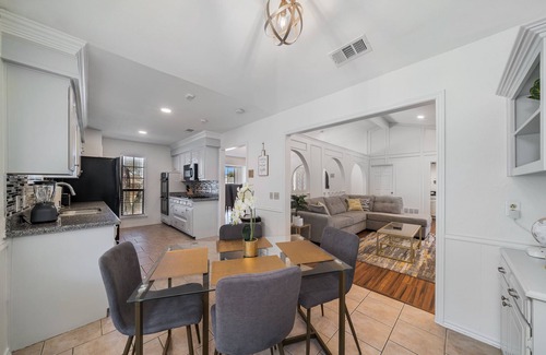 Hunters Glen House | One Story House, King Beds, TV in all bedrooms, Desks, Grill and Pool.