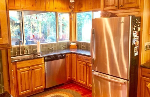 Oakhurst House | Only 19 miles to Yosemite, 1 mile to Bass Lake!