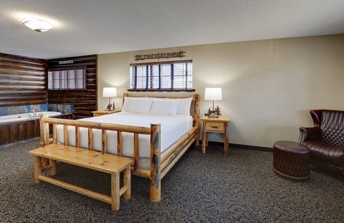 Moline Hotel | Onsite pool, Stoney Creek, Expanded King w/Whirlpool | 2 Units