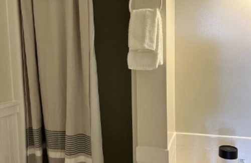 Bayfield Hotel | Ontario Suite @ The Bayfield Guest House