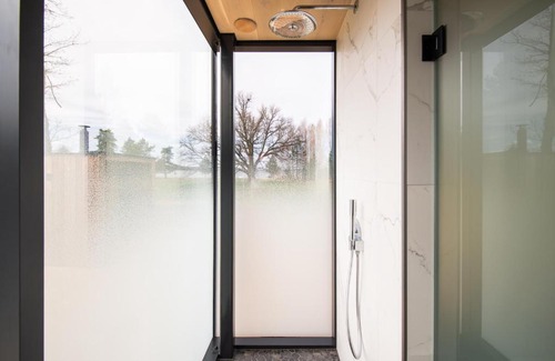 Voru County Apartment | ÖÖD Hötels Roosisaare – with sauna