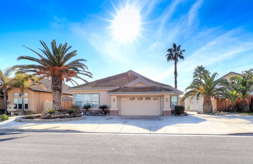 Discovery Bay House | OPEN FLOOR PLAN WITH SIDEYARD PARKING AND WONDERFUL REAR DECK WITH OVERHANG