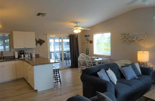 Port Pine Heights House | OPEN FOR 2025 LOBSTER SEASON! Nice 2-bedroom Canal Home in serene Big Pine Key!