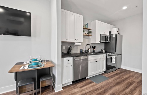 Rocky Mount Apartment | Open, KING BED, 1 Br/1BA, Sleeps 3, Heart of City