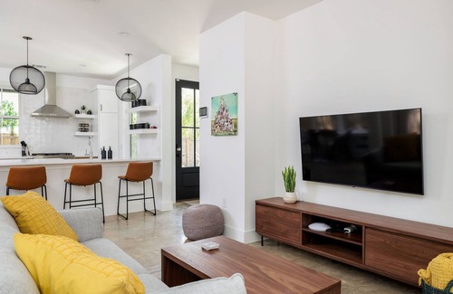 East MLK House | Open, Near UT, F1 & Downtown - Luna by Portoro