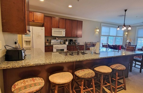 Lincoln Condo | Open plan, AC/FP, pool access, at South Peak, ski shuttle. P001A by LRS
