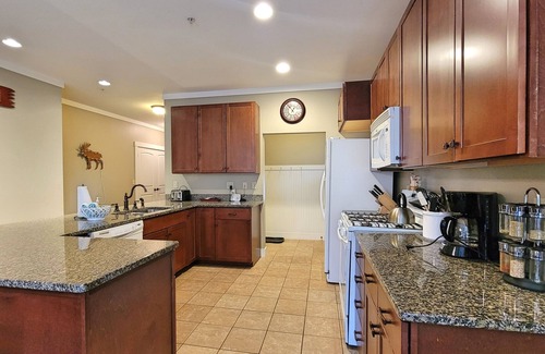 Lincoln Condo | Open plan, AC/FP, pool access, at South Peak, ski shuttle. P001A by LRS