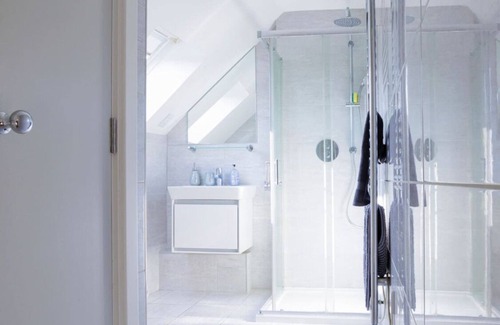 Grove Apartment | Open Plan Apt next to station near Hampton Court