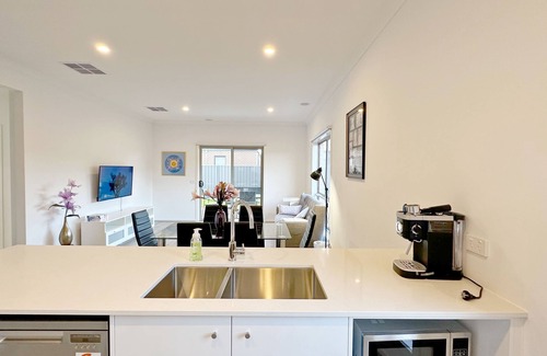 Tarneit House | Open Range Zoo/cozy Bed/free Netflix/android Tv/fitness/workplace