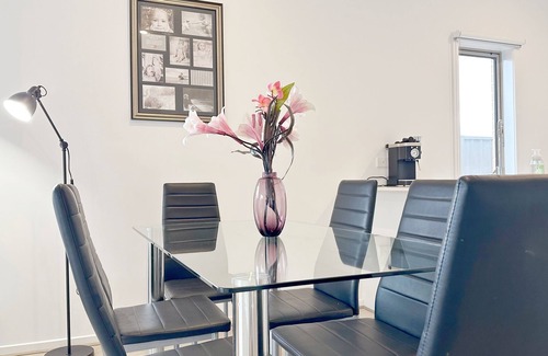 Tarneit House | Open Range Zoo/cozy Bed/free Netflix/android Tv/fitness/workplace