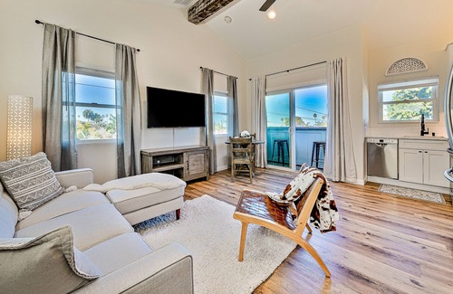 Sunset Cliffs Cottage | Open, sunlit condo with ocean glimpses, fast WiFi, central A/C, & a full kitchen