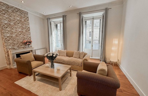 Palacio Apartment | Opera Flat At Palace