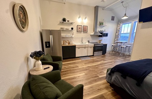 Frontier Apartment | Opera House Suite 2 nn