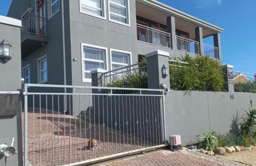 De Kelders House | Oppikoppi De Kelders