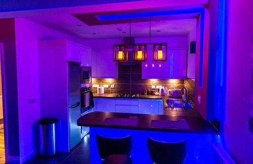 Bradford Apartment | Optimal Apartments - Deluxe Jet Hot Tub Suite