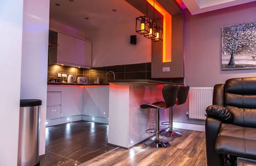 Bradford Apartment | Optimal Apartments - Deluxe Jet Hot Tub Suite
