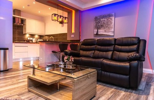 Bradford Apartment | Optimal Apartments - Deluxe Jet Hot Tub Suite
