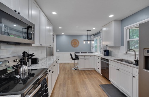 North Raleigh House | Optimist Prime – Fenced 3BR Near Pool, Deck, Wi-Fi, Pets OK, Near Midtown