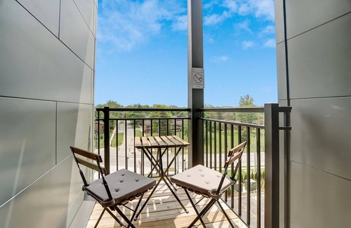 Columbus Apartment | Opulent Corner 2BR Near OSU w/Garage Parking!
