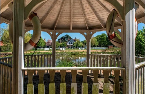 Maldon Apartment | Orange Blossom Osea Island Escape for 6