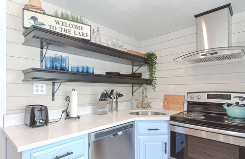 Middleton House | Orange Oasis! Lakefront Getaway w/Private Beach