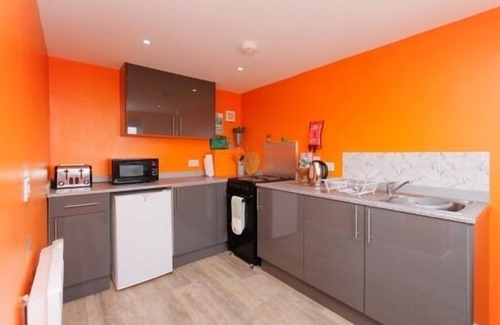 Turriff Cabin | Orange Yurt with Hot Tub- Sleeps 3, Parking & WiFi