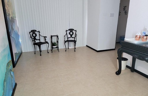 Glendale House | Orangewood & 51Ave Homestay - Not a Hotel