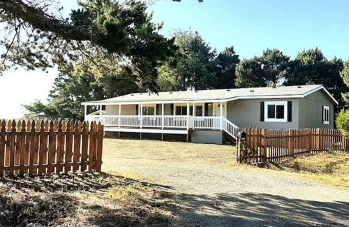 Gold Beach House | Orca Ranch House- Walk to Beach/SPA/Pet Friendly!