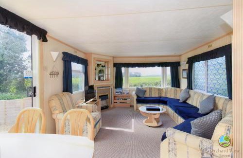 Clacton-on-Sea House | Orchard View Retreat - Dog friendly, enclosed private garden with weather dependant hot tub - Not on a holiday park