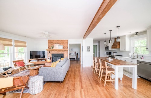 Peaks House | Orchard View Retreat in Blue Ridge Mountains with Hot Tub + 2 King Suites!