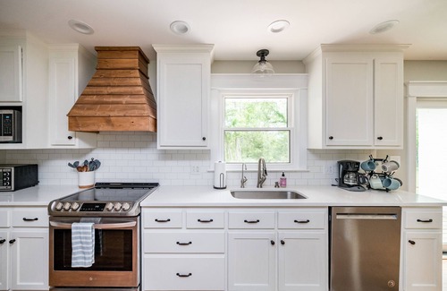 Peaks House | Orchard View Retreat in Blue Ridge Mountains with Hot Tub + 2 King Suites!