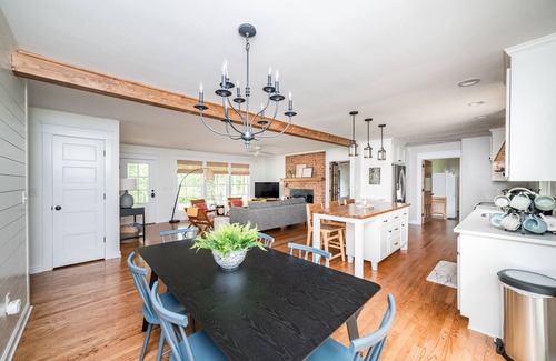Peaks House | Orchard View Retreat in Blue Ridge Mountains with Hot Tub + 2 King Suites!