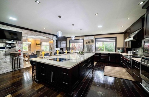 IronShore Estates Villa | Orchids & Palms Luxury Villa Pool, Chef, Hot Tub, Airport Pickup!