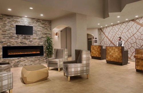Lake Forest House | Oregon Gem! 2 Comfortable Units, Onsite Swimming Pool, Parking and Shuttle!