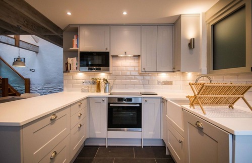 Port Gaverne House | Original Fishing Cellar - Port Gaverne (40m from beach)