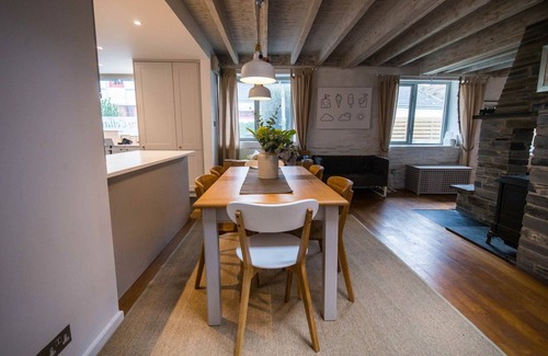 Port Gaverne House | Original Fishing Cellar - Port Gaverne (40m from beach)