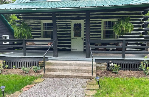 Boswell Cabin | Original log cabin on 3 private acres