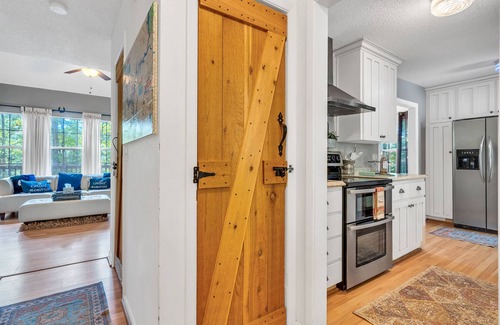 Eatonton Cottage | Orion's Retreat a charming cottage nestled by the scenic shores of Lake Sinclair