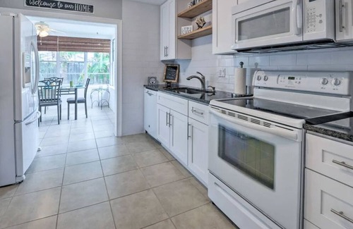 Oakdale Park House | Ormond Beach home w/patio, 1 block to the beach