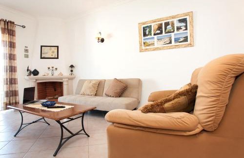 Gale Apartment | Os Apartamentos A Ramos na Praia da Galé Estão inserido em Condomínio com PISCINA, Fica apenas a 350 Metros da Praia da Galé - Apartamentos com Ar Condicionado tanto nos Quartos como na Sala, Smart TV com Prime Vídeo e Cozinha Completa