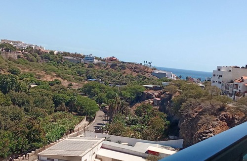 Praia House | Os nossos quartos estão prontos com AC, WiFi, piscina, estamos situados em Praia