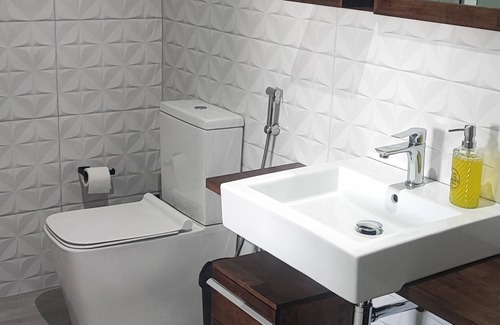 Praia House | Os nossos quartos estão prontos com AC, WiFi, piscina, estamos situados em Praia