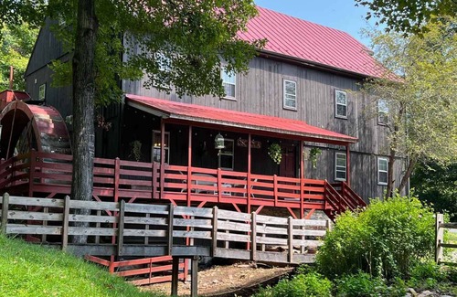 Raphine Bed & Breakfast | Osceola Mill is a B&B inn located in the Shenandoah Valley 20 minutes from Lexington and Staunton.