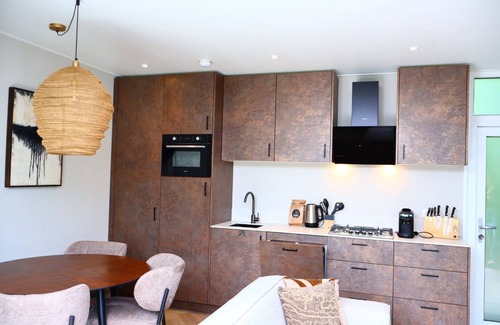 Lieren House | osendael: Stylish 4-person home with 2 bedrooms, each with en-suite bathrooms—one with a whirlpool and the other with a shower and sunshower—a hot tub, partially covered outdoor terrace, and modern kitchen. Enjoy luxury in the Veluwe!