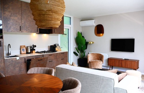 Lieren House | osendael: Stylish 4-person home with 2 bedrooms, each with en-suite bathrooms—one with a whirlpool and the other with a shower and sunshower—a hot tub, partially covered outdoor terrace, and modern kitchen. Enjoy luxury in the Veluwe!